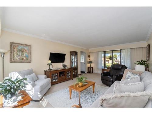 19 Lindbergh Drive, Fort Erie, ON - Indoor Photo Showing Living Room