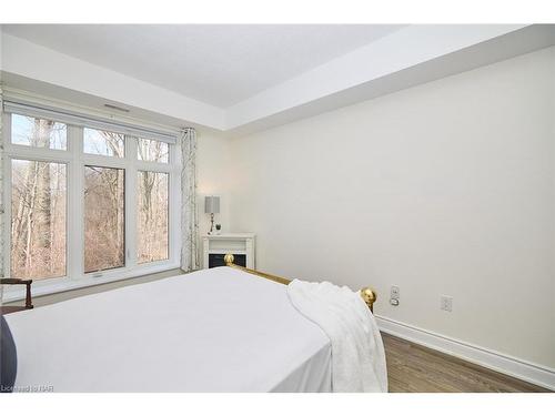 226-8111 Forest Glen Drive, Niagara Falls, ON - Indoor Photo Showing Bedroom