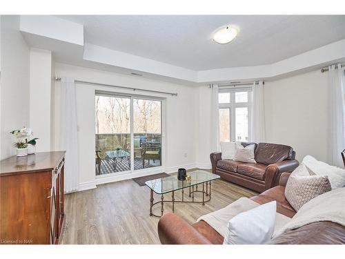 226-8111 Forest Glen Drive, Niagara Falls, ON - Indoor Photo Showing Living Room