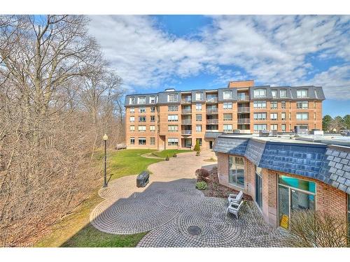 226-8111 Forest Glen Drive, Niagara Falls, ON - Outdoor With Balcony
