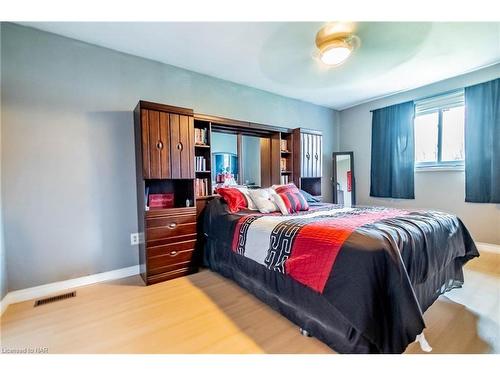 678 Hines Road, Dunnville, ON - Indoor Photo Showing Bedroom