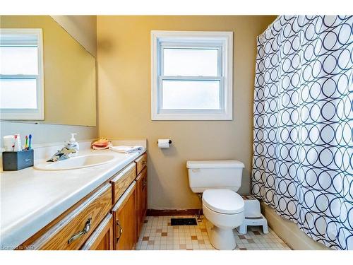 678 Hines Road, Dunnville, ON - Indoor Photo Showing Bathroom