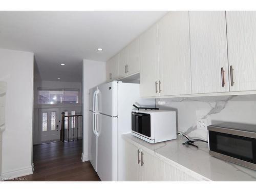 24 Riverview Boulevard, St. Catharines, ON - Indoor Photo Showing Kitchen