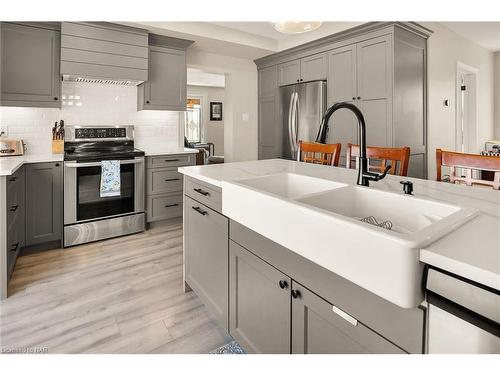 11035 Sodom Road, Niagara Falls, ON - Indoor Photo Showing Kitchen With Double Sink With Upgraded Kitchen