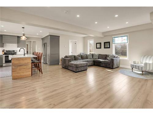 11035 Sodom Road, Niagara Falls, ON - Indoor Photo Showing Living Room