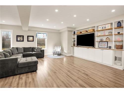 11035 Sodom Road, Niagara Falls, ON - Indoor Photo Showing Living Room