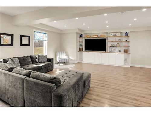 11035 Sodom Road, Niagara Falls, ON - Indoor Photo Showing Living Room