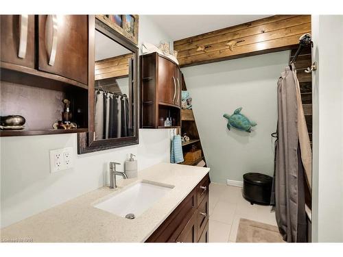 11035 Sodom Road, Niagara Falls, ON - Indoor Photo Showing Bathroom