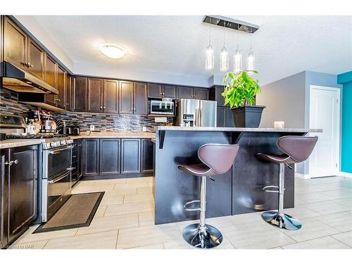 49 Abbott Place, Fonthill, ON - Indoor Photo Showing Kitchen With Upgraded Kitchen