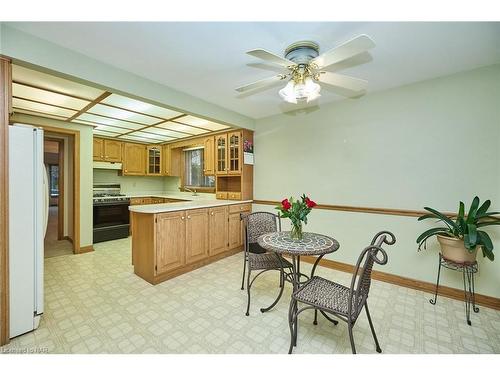 12 Rolling Meadows Boulevard, Fonthill, ON - Indoor Photo Showing Kitchen