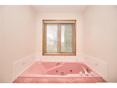 12 Rolling Meadows Boulevard, Fonthill, ON - Indoor Photo Showing Bathroom
