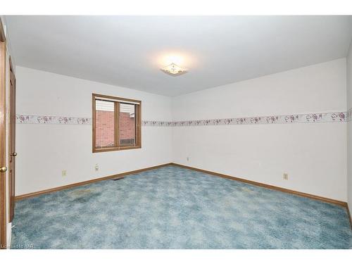 12 Rolling Meadows Boulevard, Fonthill, ON - Indoor Photo Showing Other Room