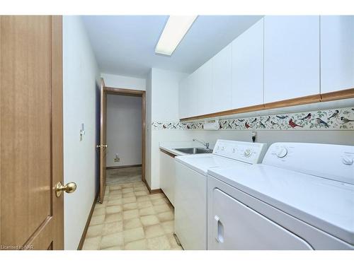 12 Rolling Meadows Boulevard, Fonthill, ON - Indoor Photo Showing Laundry Room