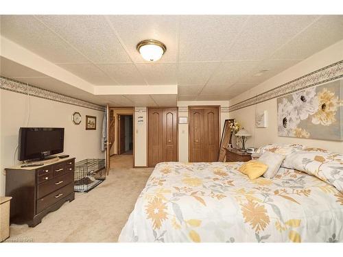 12 Rolling Meadows Boulevard, Fonthill, ON - Indoor Photo Showing Bedroom
