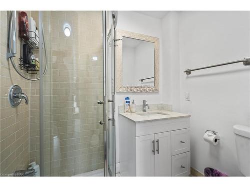 6579 Cleveland Avenue, Niagara Falls, ON - Indoor Photo Showing Bathroom