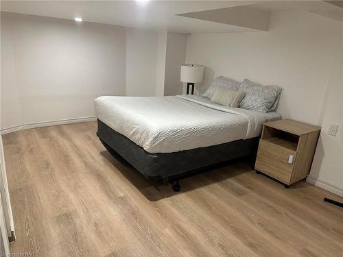 6579 Cleveland Avenue, Niagara Falls, ON - Indoor Photo Showing Bedroom