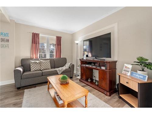 6579 Cleveland Avenue, Niagara Falls, ON - Indoor Photo Showing Living Room