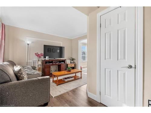 6579 Cleveland Avenue, Niagara Falls, ON - Indoor Photo Showing Other Room