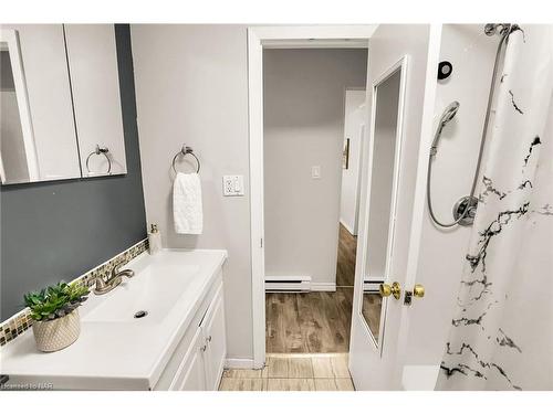 17 Churchill Street, St. Catharines, ON - Indoor Photo Showing Bathroom