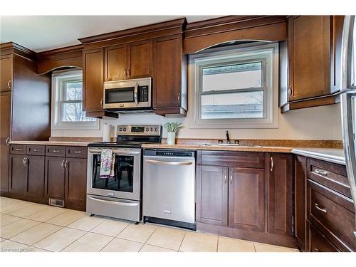 3483 River Trail Crescent, Stevensville, ON - Indoor Photo Showing Kitchen