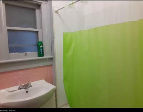 4548 Victoria Avenue, Niagara Falls, ON - Indoor Photo Showing Bathroom