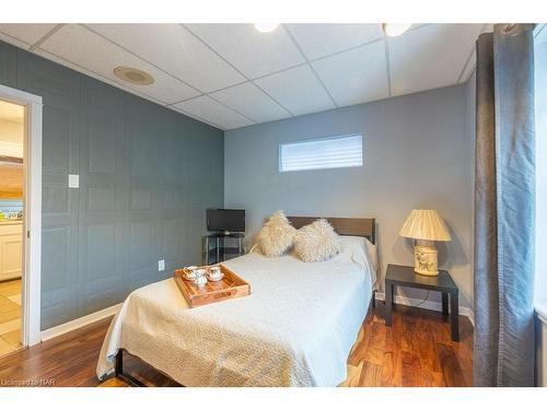 4764 St Clair Avenue, Niagara Falls, ON - Indoor Photo Showing Bedroom