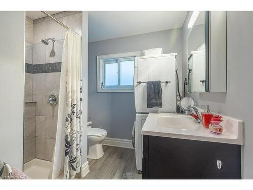4764 St Clair Avenue, Niagara Falls, ON - Indoor Photo Showing Bathroom