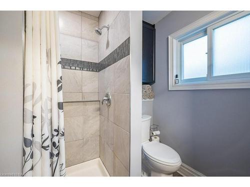 4764 St Clair Avenue, Niagara Falls, ON - Indoor Photo Showing Bathroom