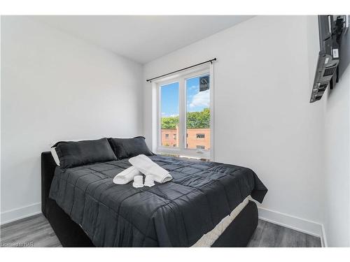 312-6065 Mcleod Road, Niagara Falls, ON - Indoor Photo Showing Bedroom