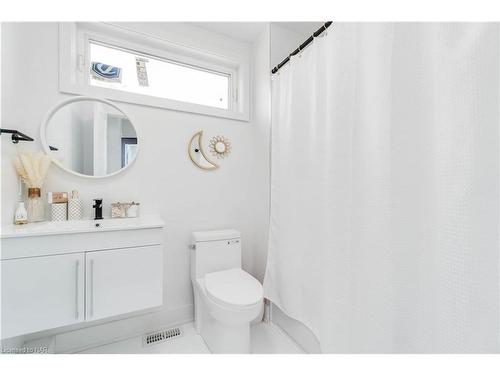 312-6065 Mcleod Road, Niagara Falls, ON - Indoor Photo Showing Bathroom