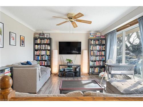 60 Wakelin Terrace, St. Catharines, ON - Indoor Photo Showing Living Room