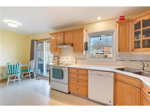 60 Wakelin Terrace, St. Catharines, ON - Indoor Photo Showing Kitchen With Double Sink