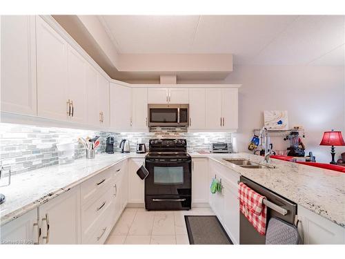120-4644 Pettit Avenue, Niagara Falls, ON - Indoor Photo Showing Kitchen With Double Sink