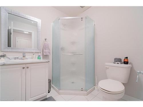 120-4644 Pettit Avenue, Niagara Falls, ON - Indoor Photo Showing Bathroom