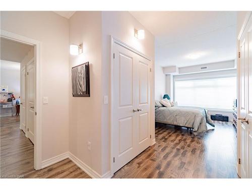 120-4644 Pettit Avenue, Niagara Falls, ON - Indoor Photo Showing Bedroom