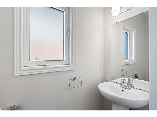 21 Elderberry Road, Thorold, ON - Indoor Photo Showing Bathroom