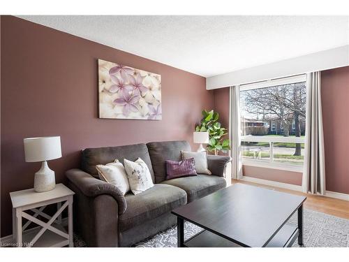 82-25 Linfield Drive, St. Catharines, ON - Indoor Photo Showing Living Room