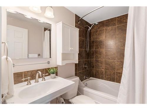 82-25 Linfield Drive, St. Catharines, ON - Indoor Photo Showing Bathroom