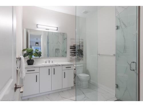 16-8974 Willoughby Drive, Niagara Falls, ON - Indoor Photo Showing Bathroom