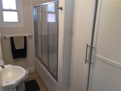 5597 Dorchester Road, Niagara Falls, ON - Indoor Photo Showing Bathroom