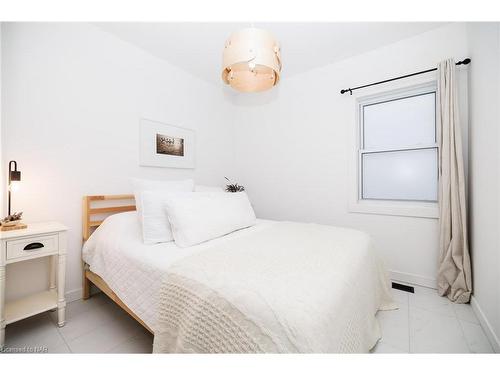37 Lock Street, St. Catharines, ON - Indoor Photo Showing Bedroom