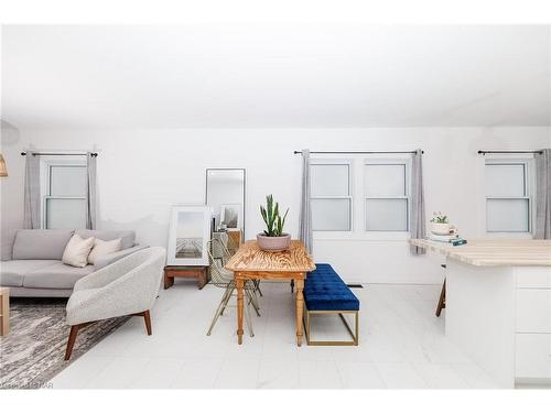 37 Lock Street, St. Catharines, ON - Indoor Photo Showing Living Room