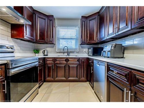 211 Leaside Drive, Welland, ON - Indoor Photo Showing Kitchen With Double Sink