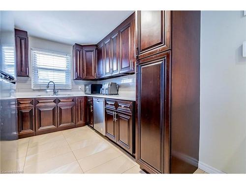 211 Leaside Drive, Welland, ON - Indoor Photo Showing Kitchen