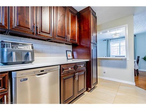 211 Leaside Drive, Welland, ON - Indoor Photo Showing Kitchen