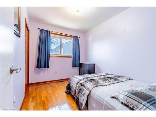 211 Leaside Drive, Welland, ON - Indoor Photo Showing Bedroom