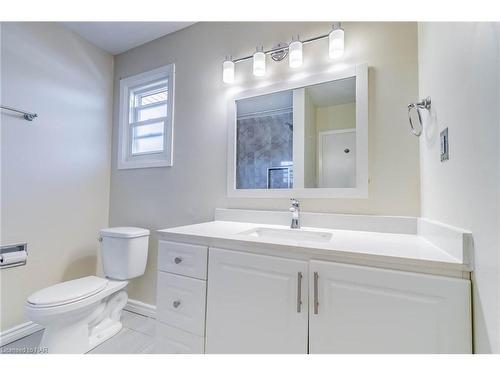 211 Leaside Drive, Welland, ON - Indoor Photo Showing Bathroom