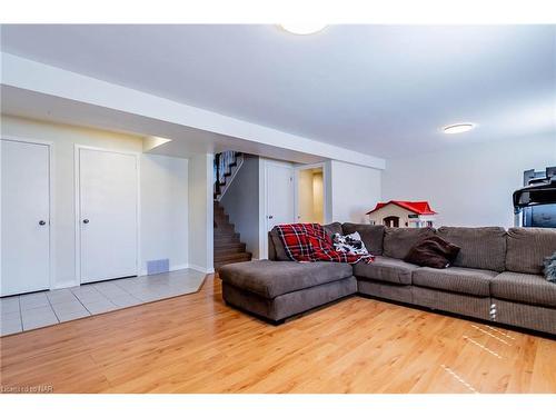 211 Leaside Drive, Welland, ON - Indoor Photo Showing Living Room