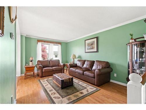 11 Queenston Boulevard, Fort Erie, ON - Indoor Photo Showing Living Room