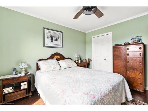 11 Queenston Boulevard, Fort Erie, ON - Indoor Photo Showing Bedroom